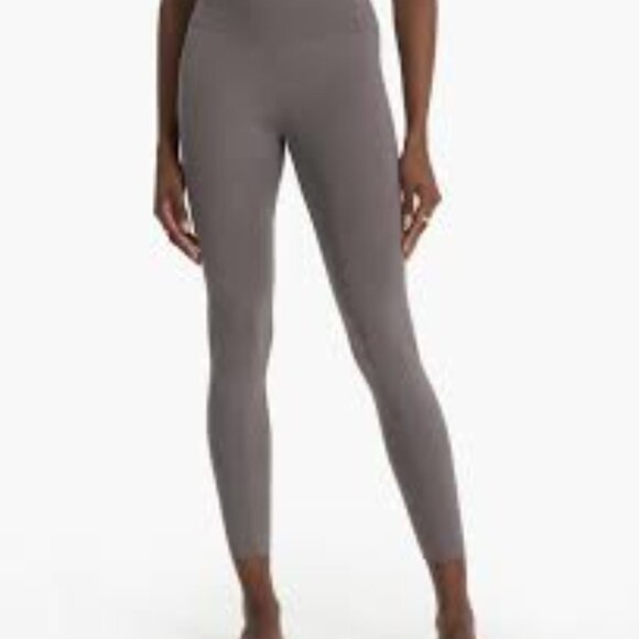 Vuori Evolve leggings in Smoke New! - Picture 11 of 11